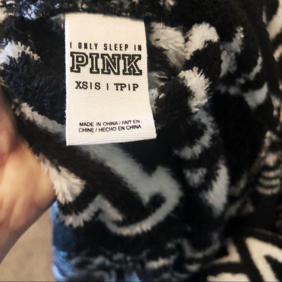 VS PINK Cozy Patterned Robe - Picture 5 of 5